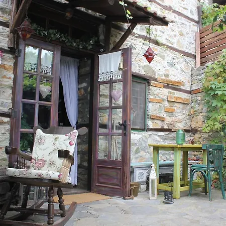 בית הארחה Feggaropetra Magic Mountain House 4*